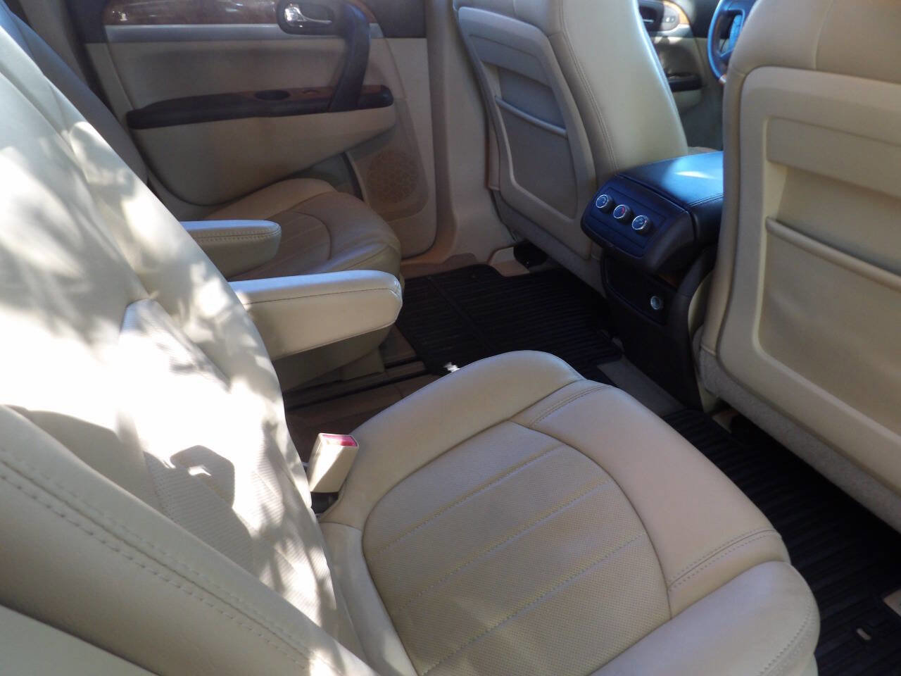 Used 2011 Buick Enclave CXL image 27