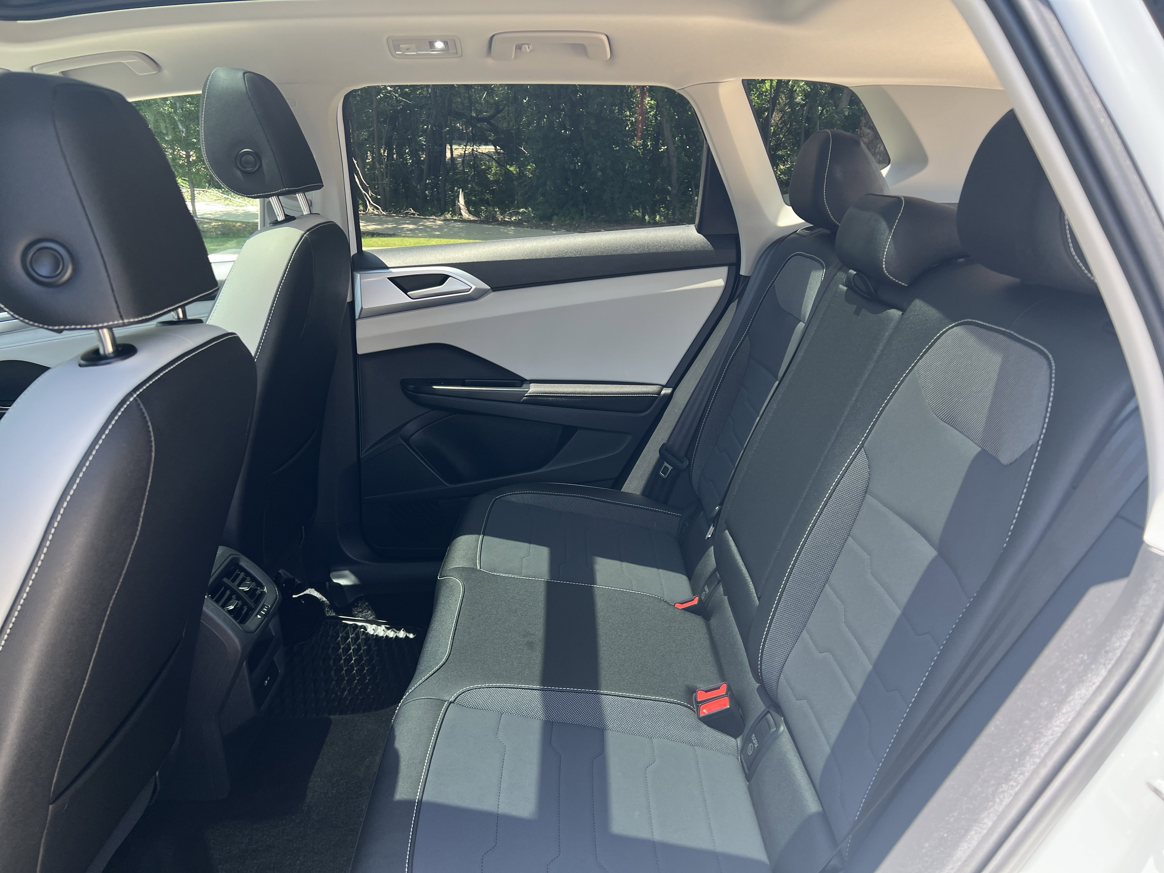 Used 2025 Volkswagen Taos SE w/ Panoramic Sunroof Package FWD image 29