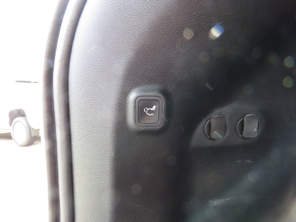 Used 2019 Jeep Cherokee Limited AWD/4WD image 18