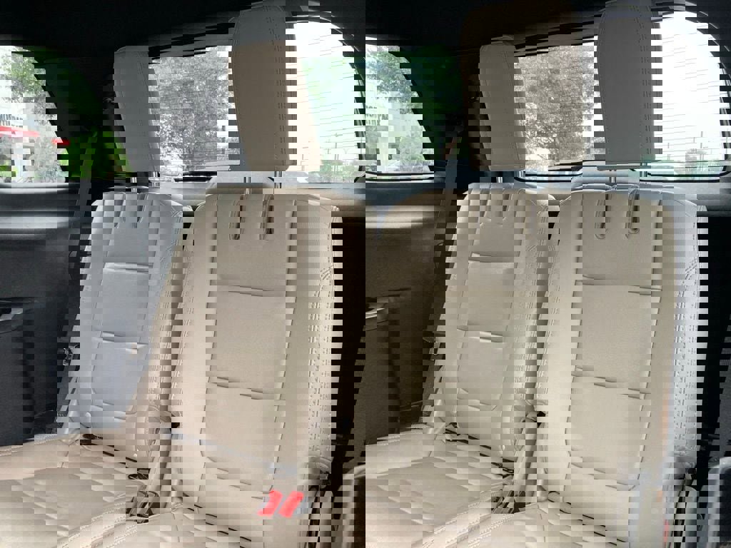 Used 2018 Ford Explorer XLT w/ Equipment Group 202A FWD image 9