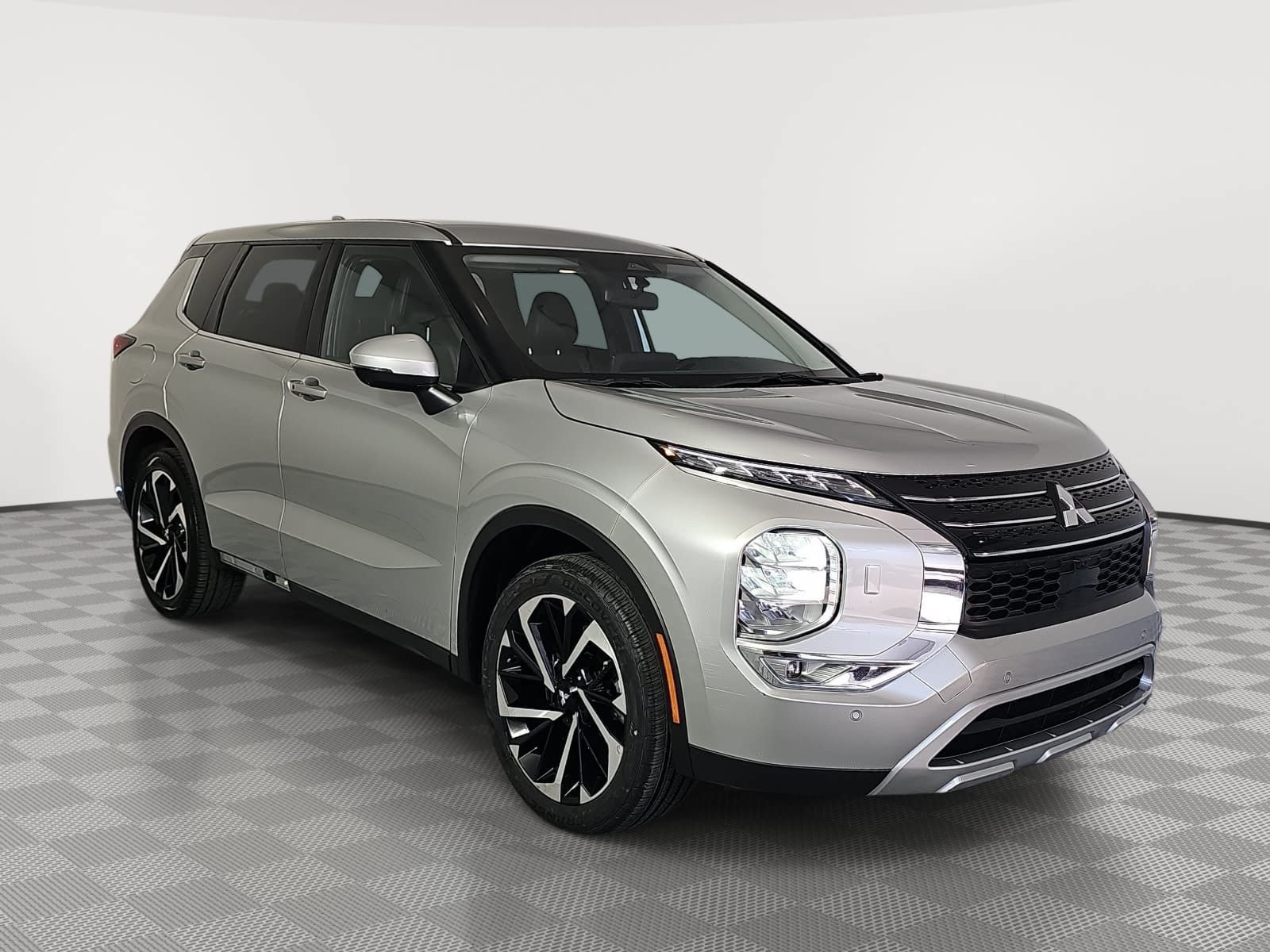 Used 2023 Mitsubishi Outlander SE AWD/4WD image 2