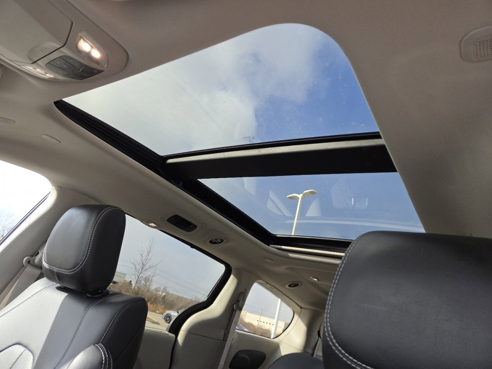 Used 2024 Chrysler Pacifica Touring-L image 4