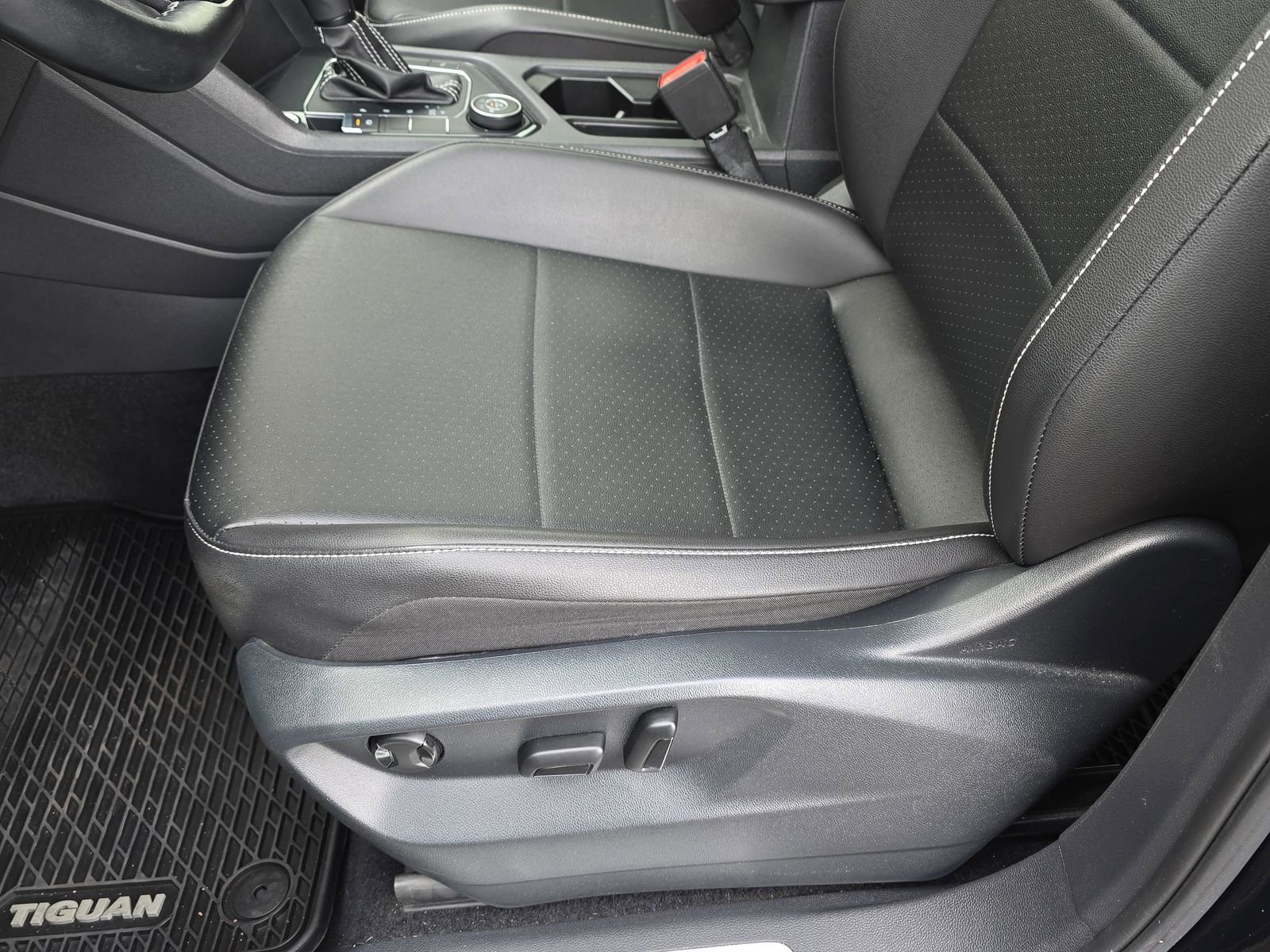 Used 2021 Volkswagen Tiguan SE R-Line image 30