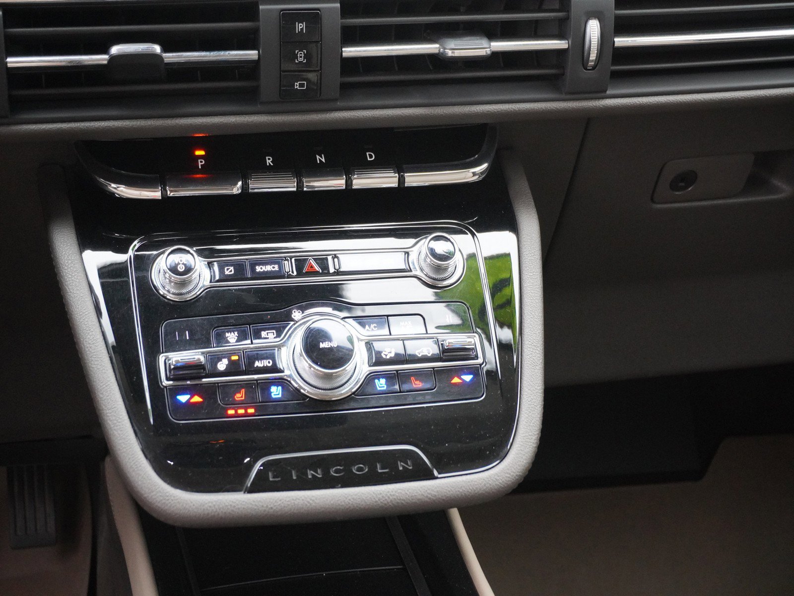 Used 2020 Lincoln Corsair Reserve w/ Equipment Group 201A image 17