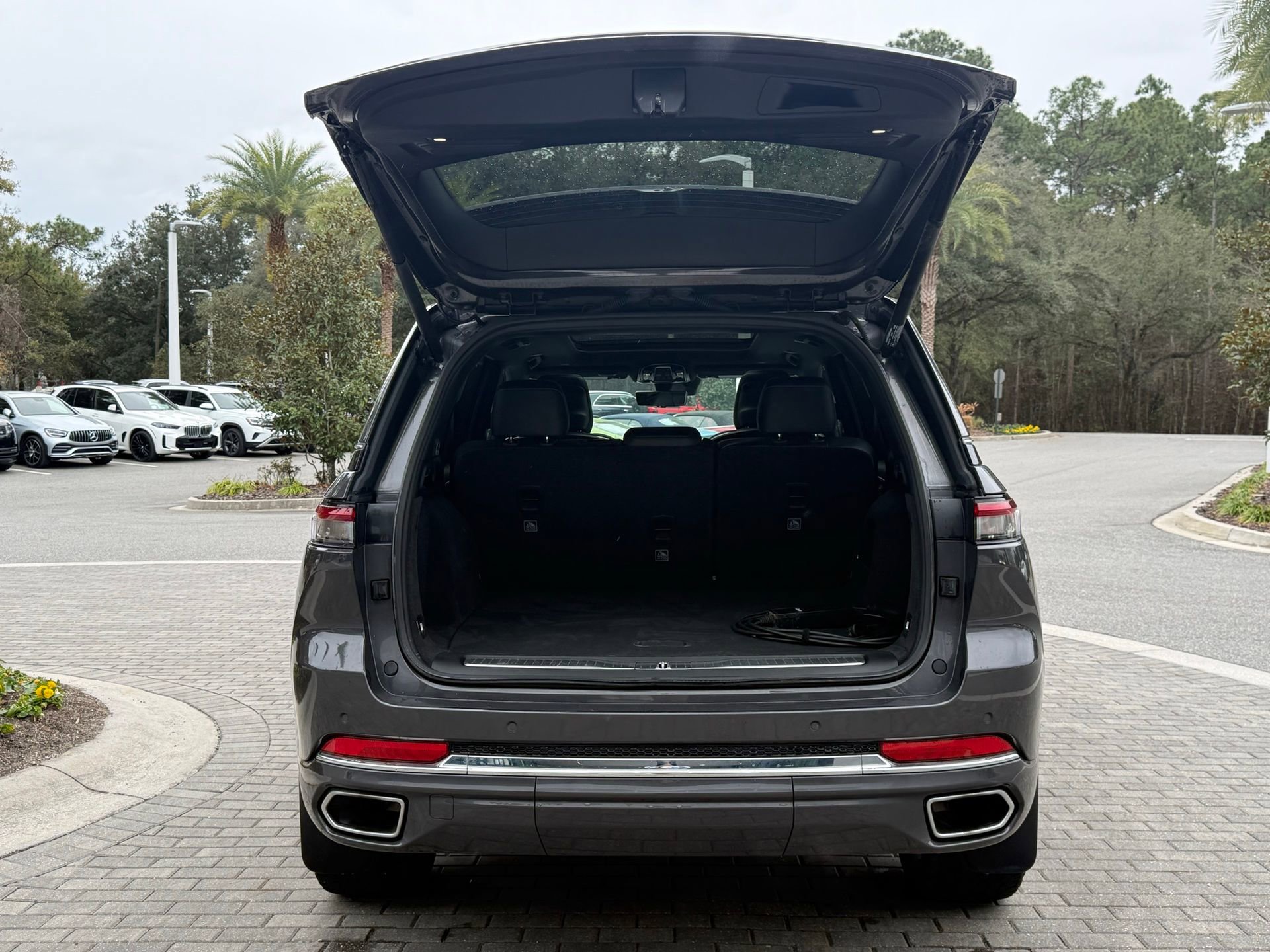 Used 2022 Jeep Grand Cherokee Overland w/ Advanced Protech Group III image 22