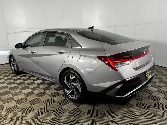 Used 2025 Hyundai Elantra SEL image 3