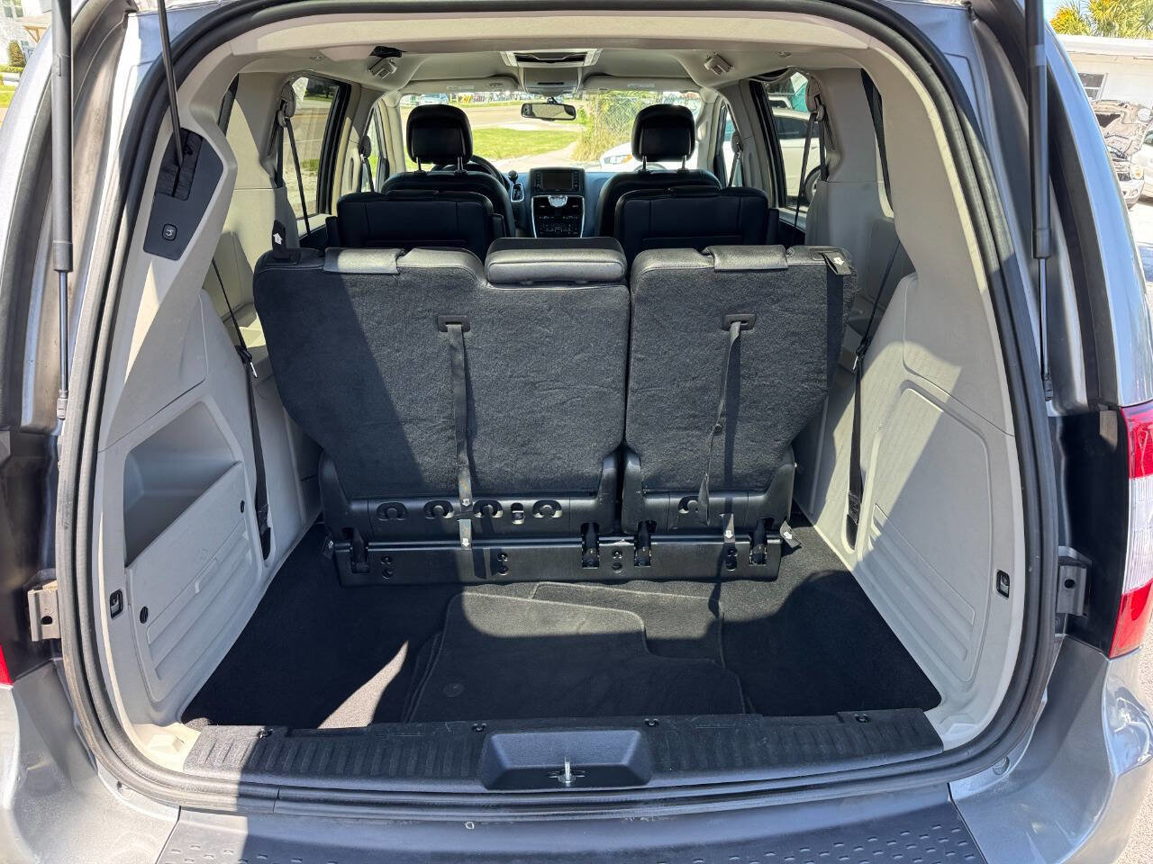 Used 2016 Chrysler Town & Country Touring image 10