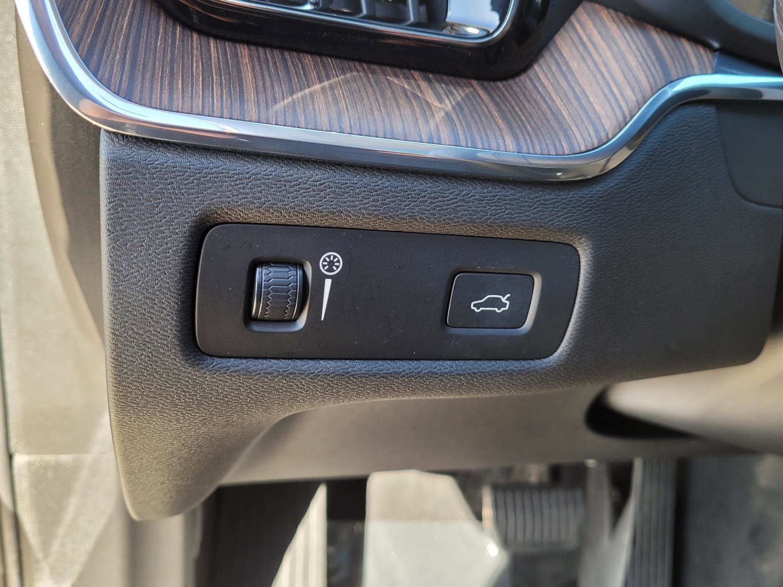 Used 2021 Volvo XC60 T6 Momentum w/ Premium Package image 28