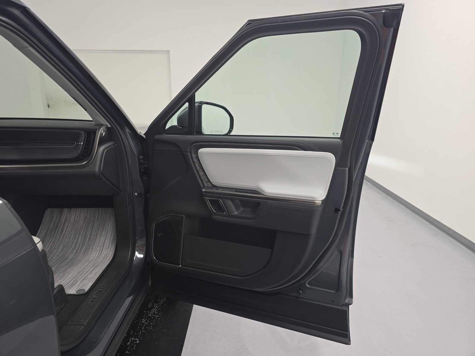 Used 2024 Rivian R1T Adventure AWD/4WD image 18