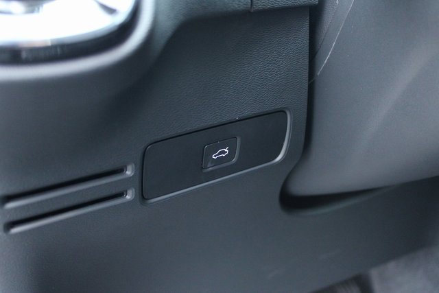 Used 2025 Volvo XC40 B5 Plus image 16