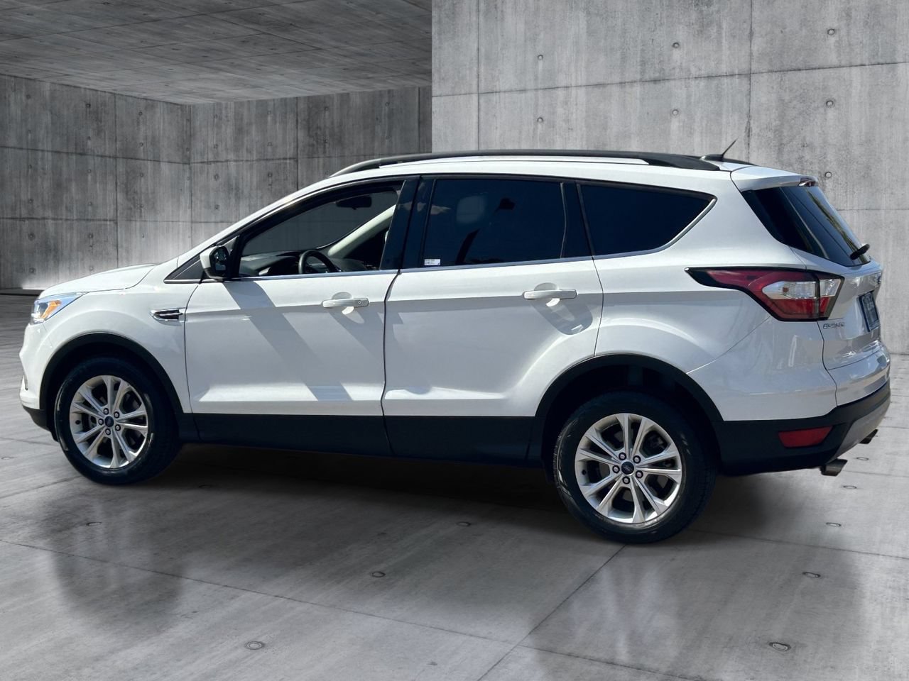 Used 2018 Ford Escape SE FWD image 3