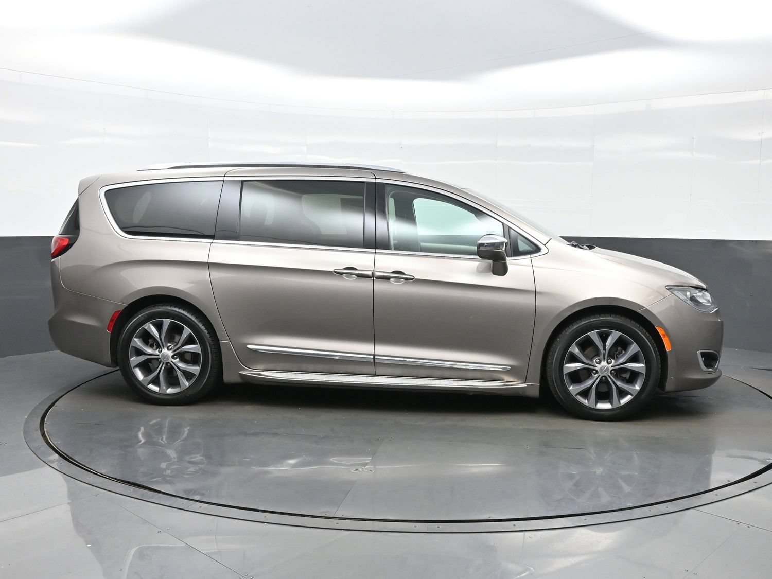 Used 2017 Chrysler Pacifica Limited FWD image 7