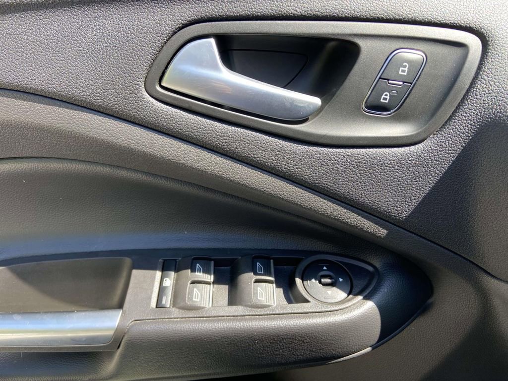 Used 2019 Ford Escape SE image 15