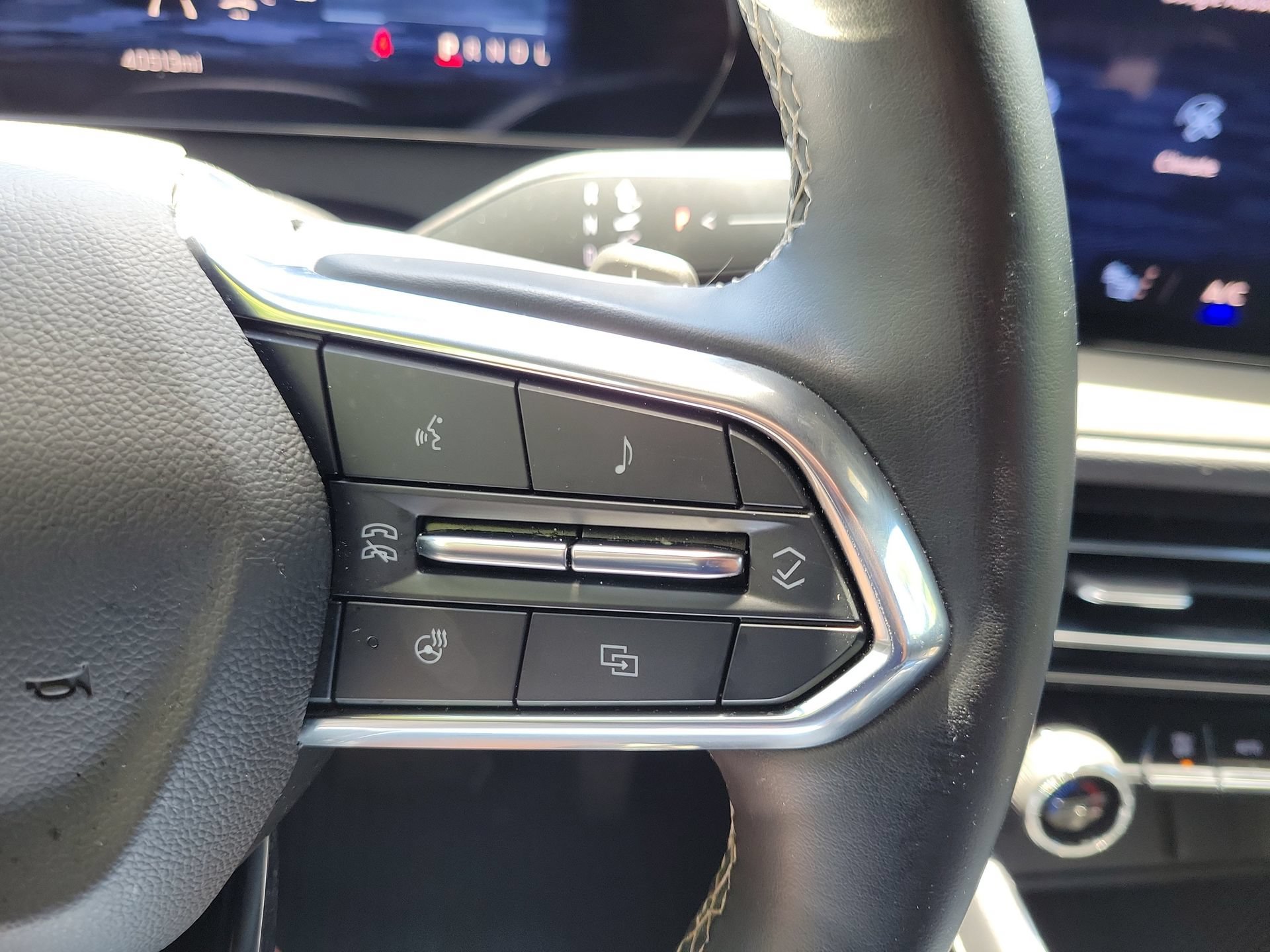 Used 2024 Chevrolet Traverse LS w/ Midnight/Sport Edition FWD image 35