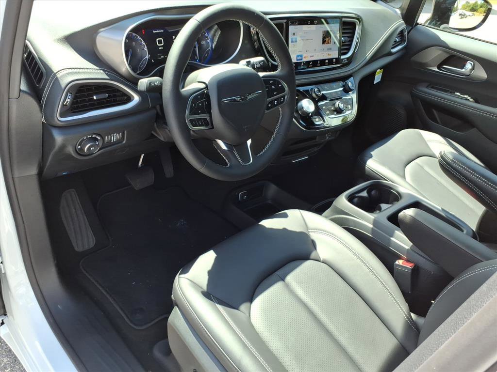 New 2026 Chrysler Pacifica Select image 3
