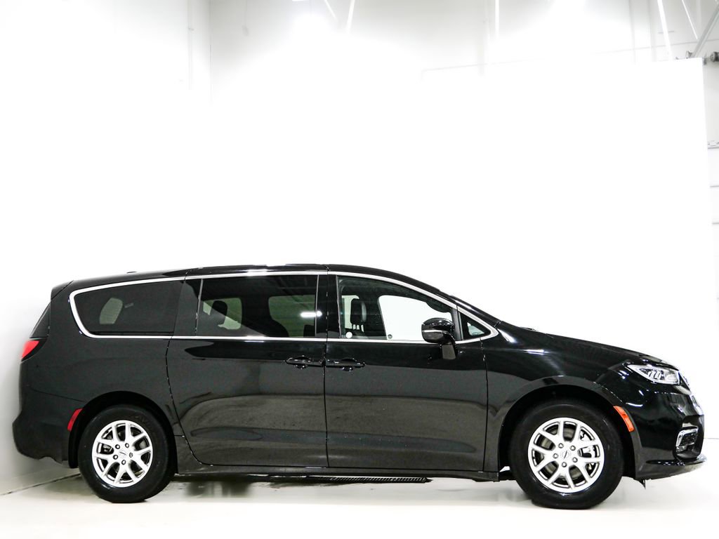Used 2025 Chrysler Pacifica Select FWD image 4