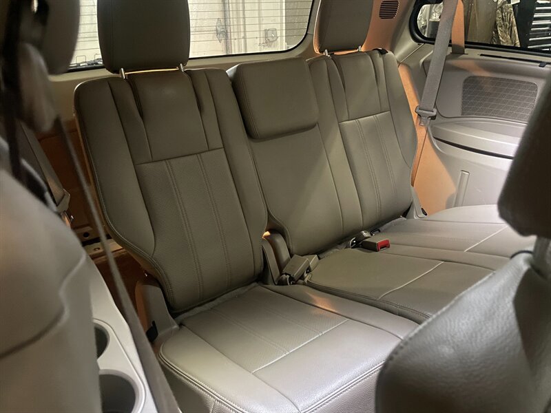Used 2015 Chrysler Town & Country Touring-L FWD image 22