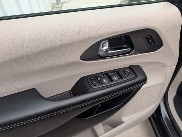 Used 2022 Chrysler Pacifica Touring-L image 8