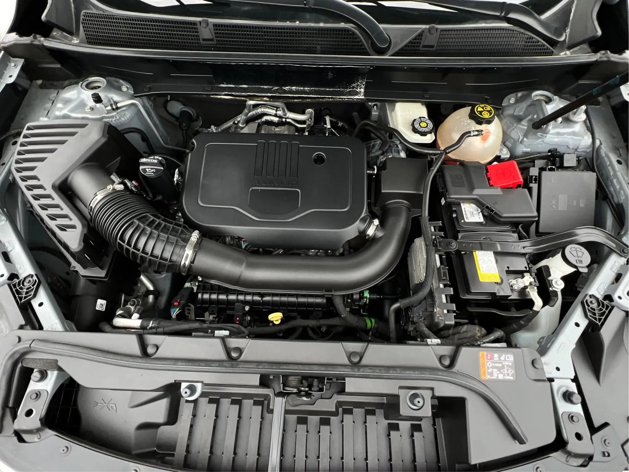 Used 2023 GMC Acadia SLE FWD image 3