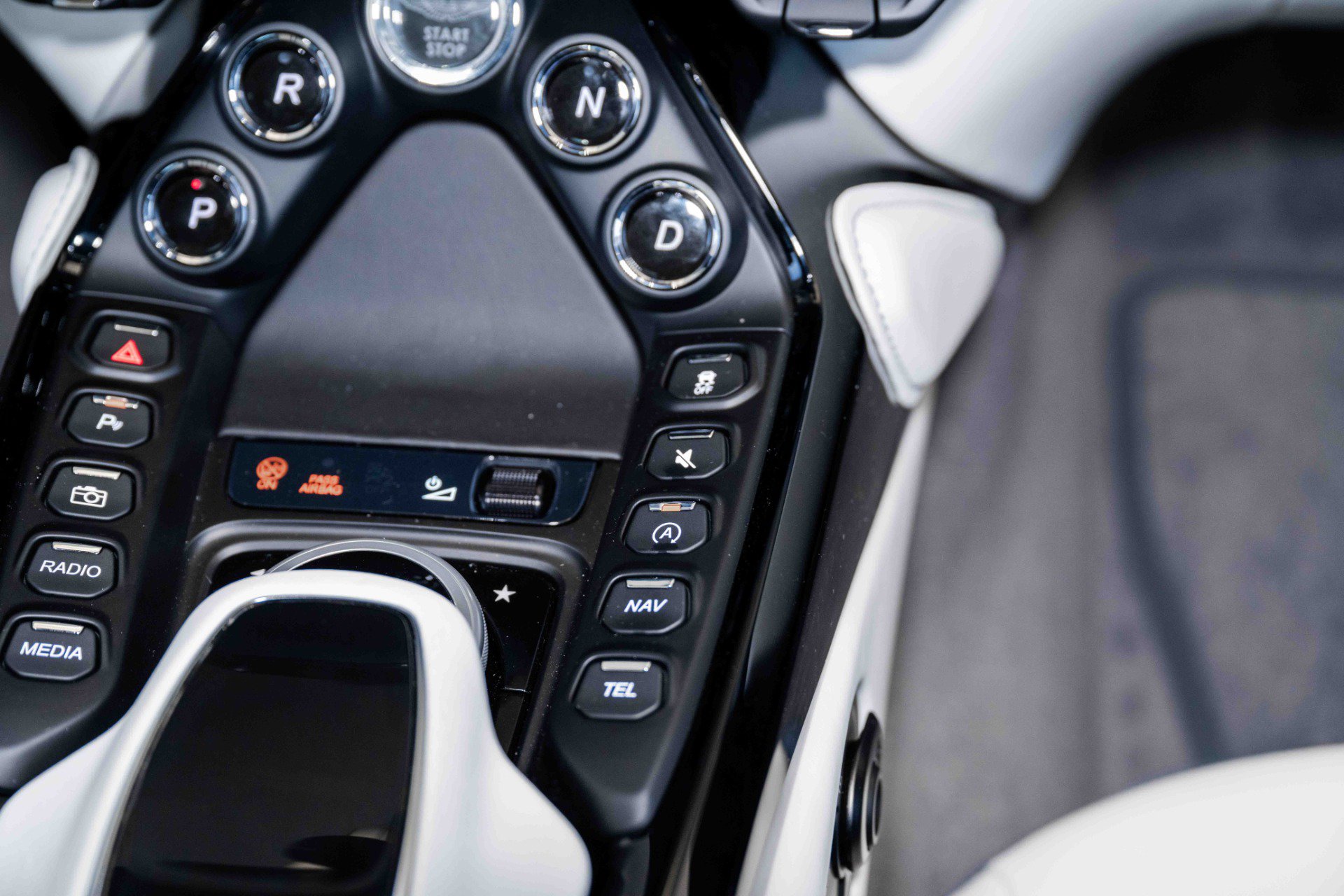 Used 2023 Aston Martin V8 Vantage Coupe RWD image 29