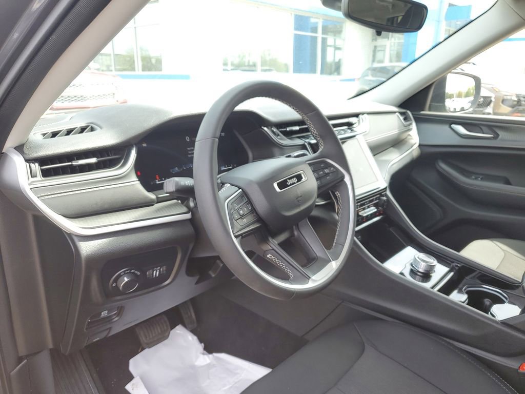 Used 2023 Jeep Grand Cherokee Laredo w/ Luxury Tech Group I AWD/4WD image 8