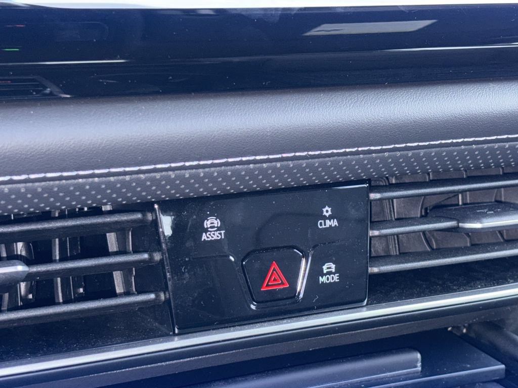 Certified 2024 Volkswagen Atlas Cross Sport SE FWD image 18