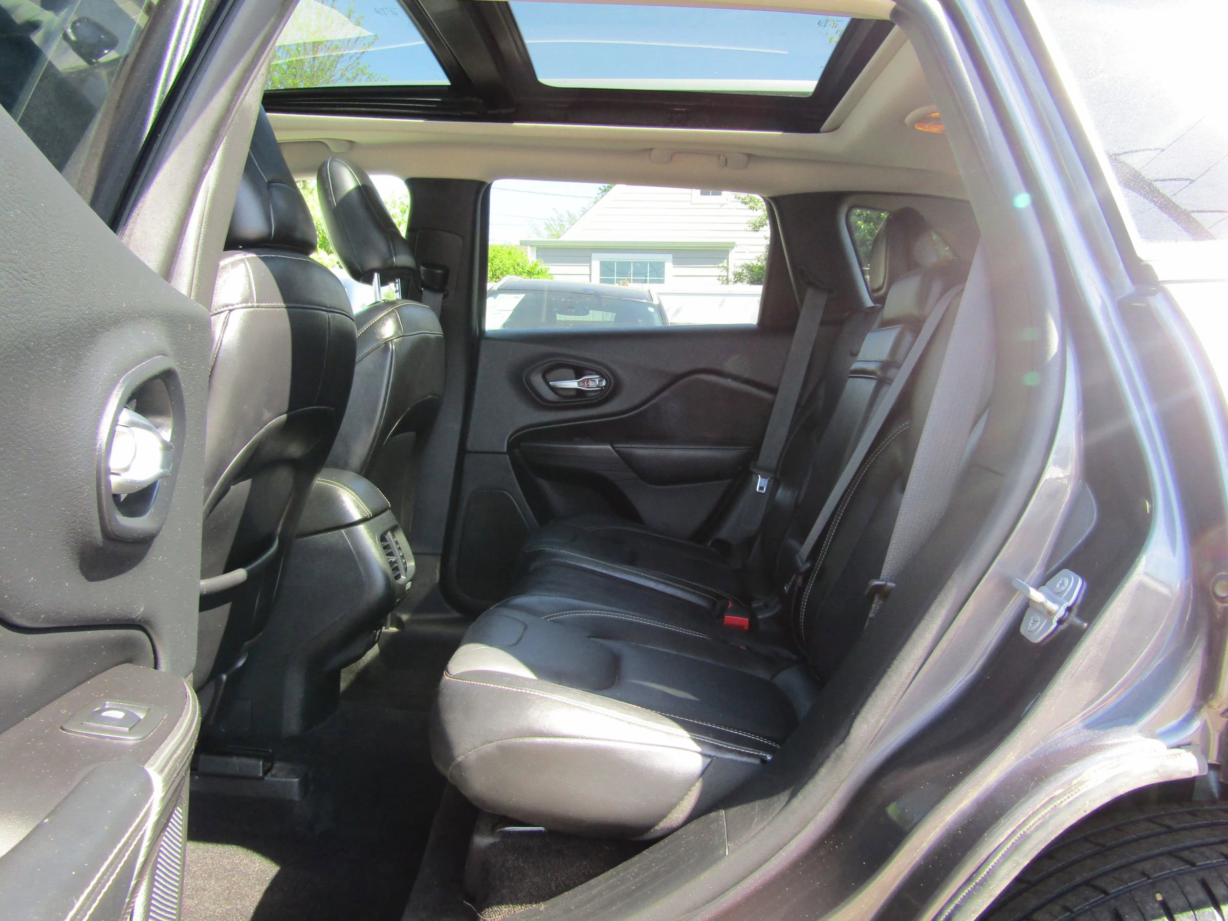 Used 2015 Jeep Cherokee Limited image 13