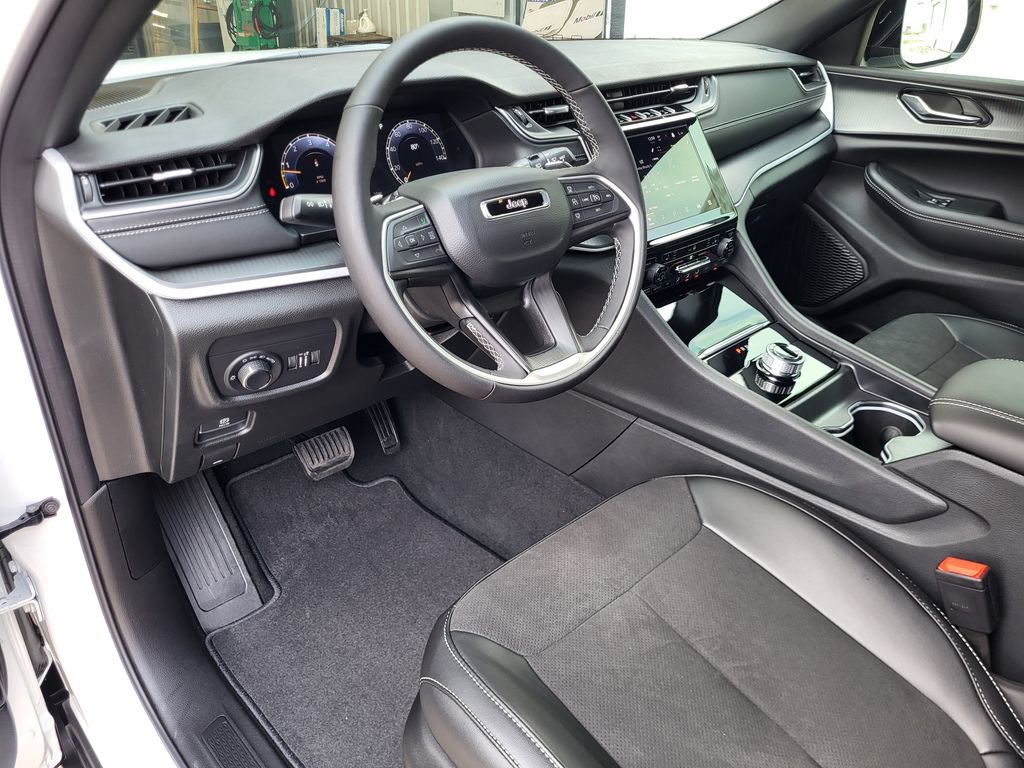 New 2025 Jeep Grand Cherokee Altitude image 12