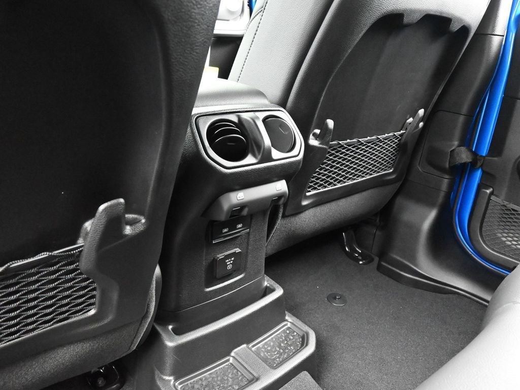 Used 2025 Jeep Wrangler Unlimited Sahara AWD/4WD image 31