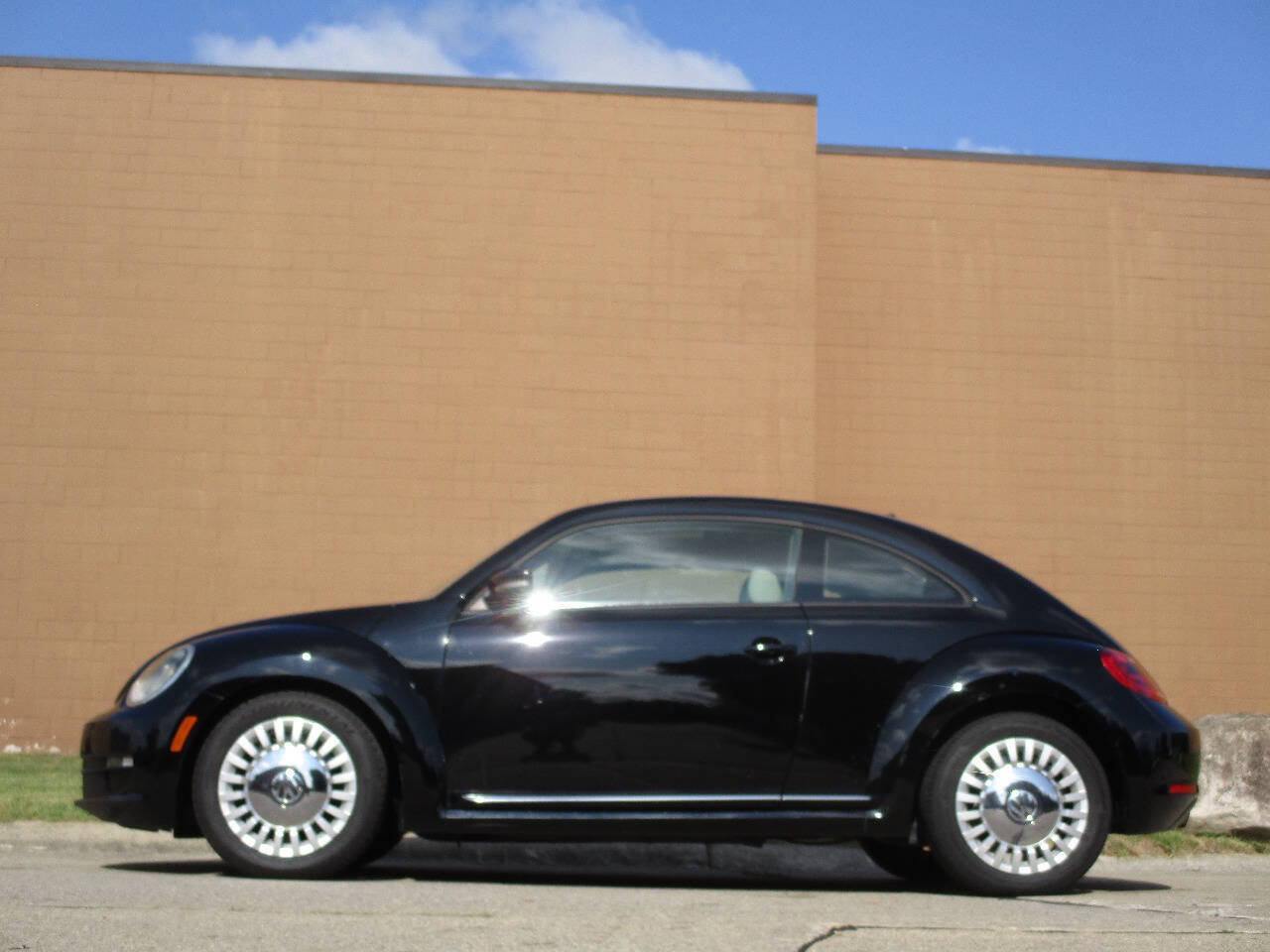 Used 2015 Volkswagen Beetle 1.8T FWD image 75