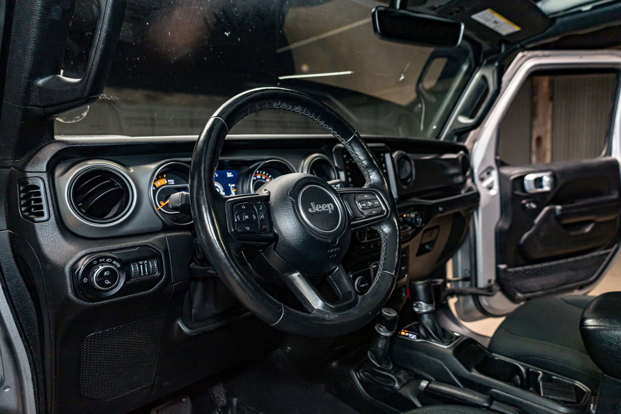 Used 2021 Jeep Gladiator Willys image 12