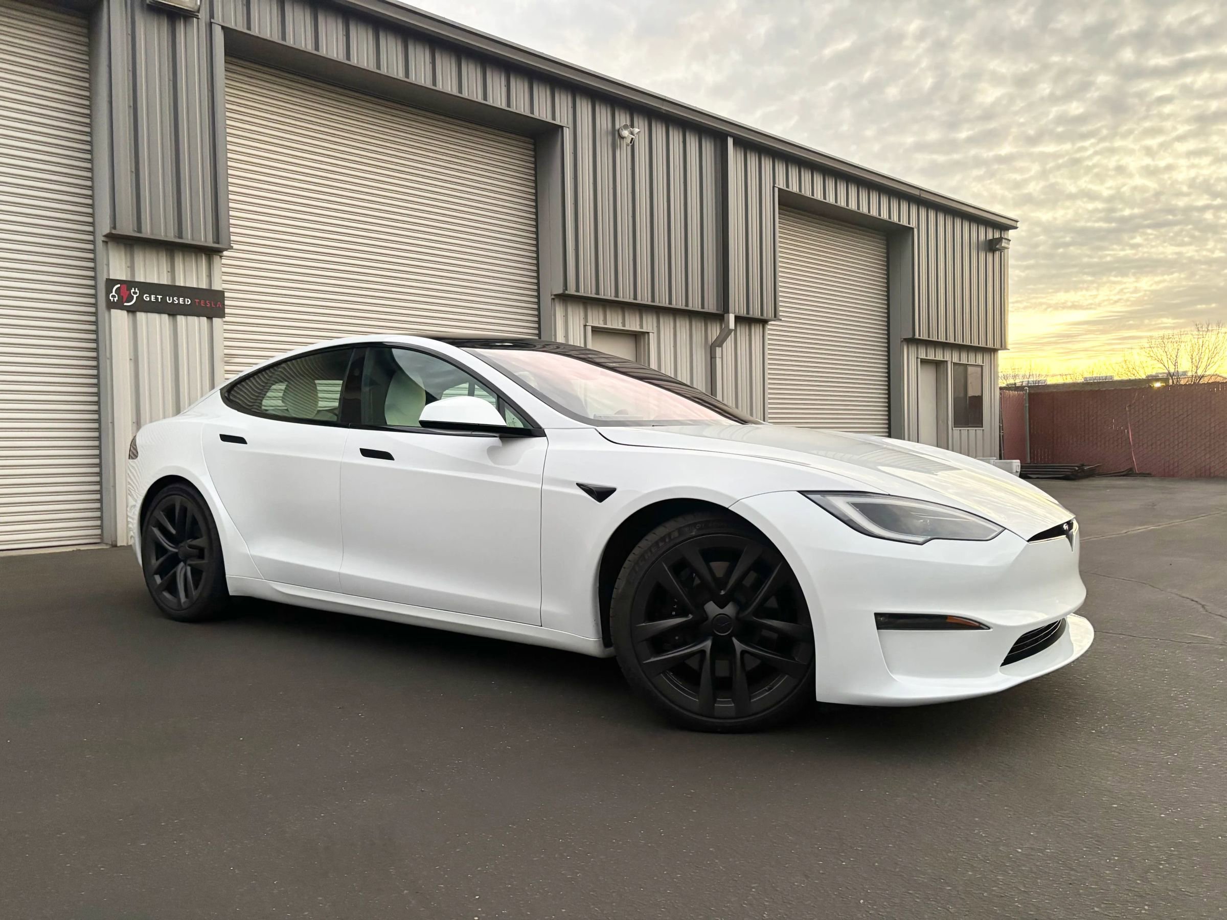 Used 2023 Tesla Model S Standard Range image 2
