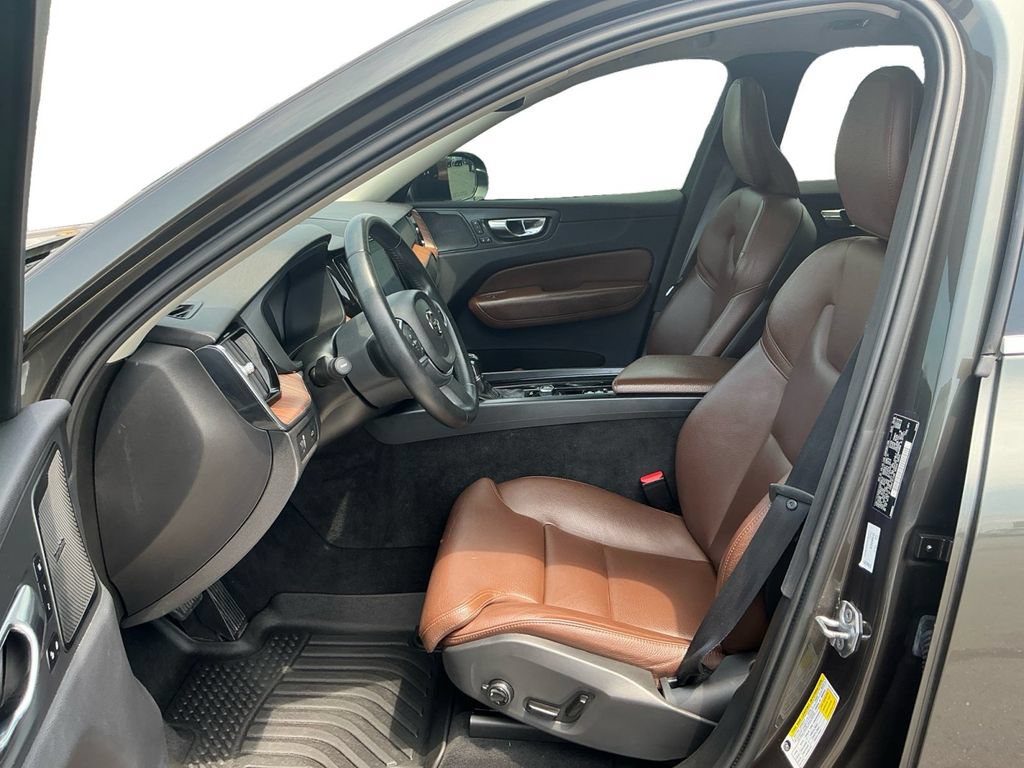 Used 2019 Volvo XC60 T5 Momentum w/ Multimedia Package FWD image 14