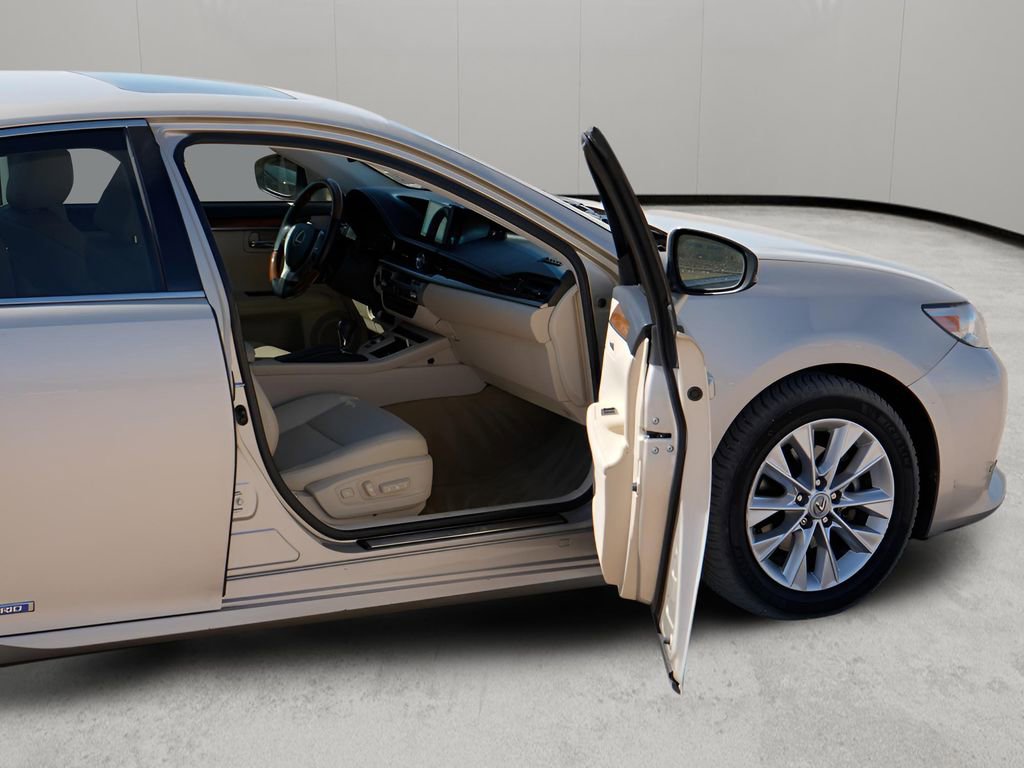 Used 2013 Lexus ES 300h w/ Luxury Pkg image 37