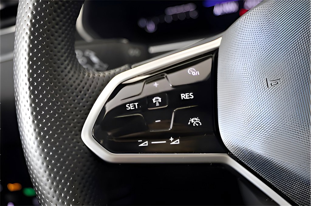 Used 2023 Volkswagen Tiguan SE R-Line image 26