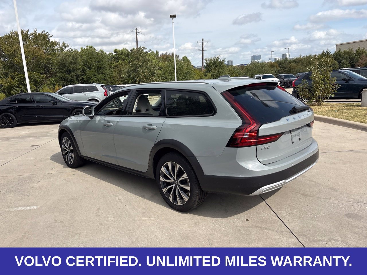 Certified 2025 Volvo V90 B6 Cross Country Plus AWD/4WD image 9