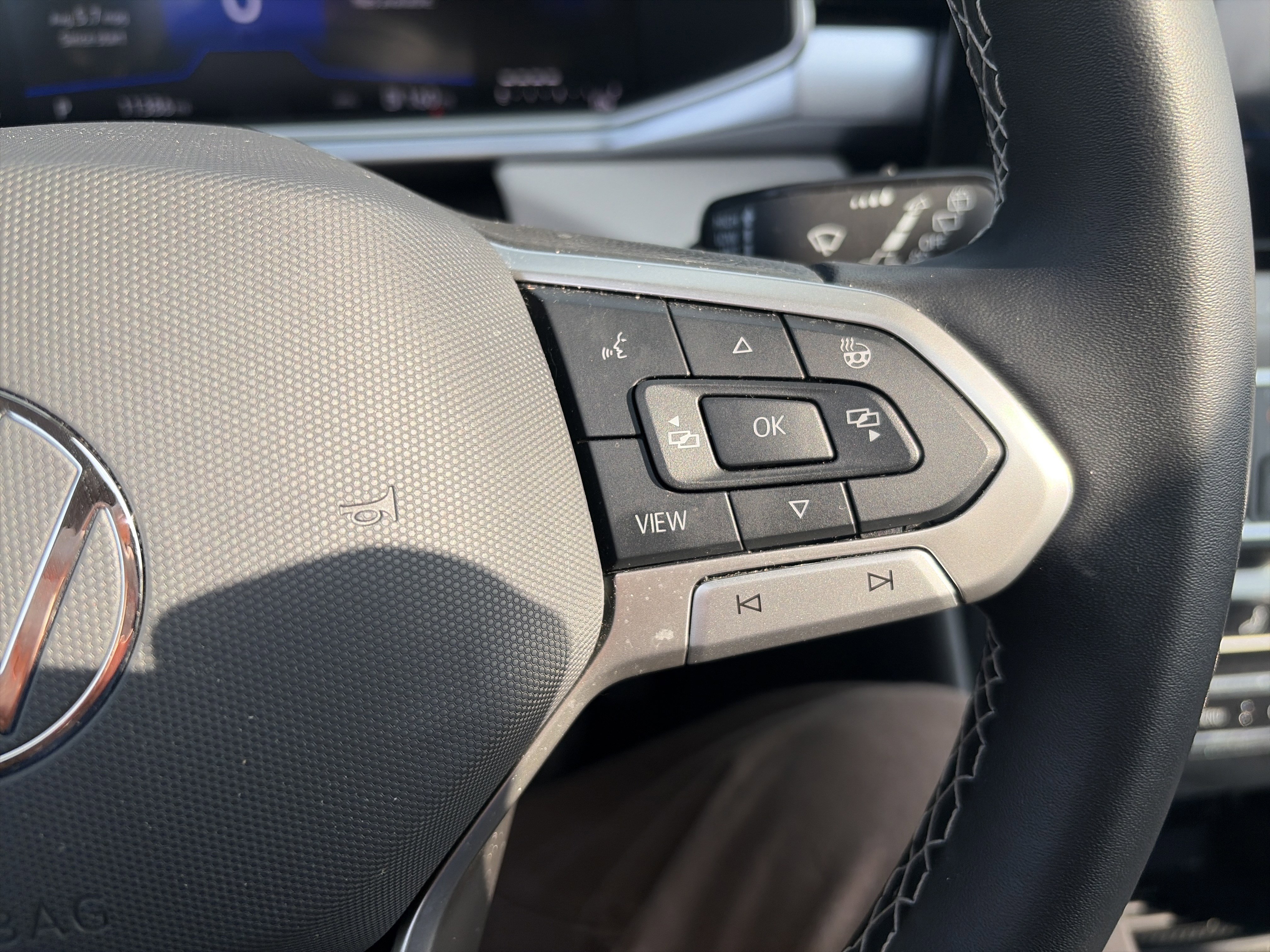 Certified 2025 Volkswagen Taos SE image 26