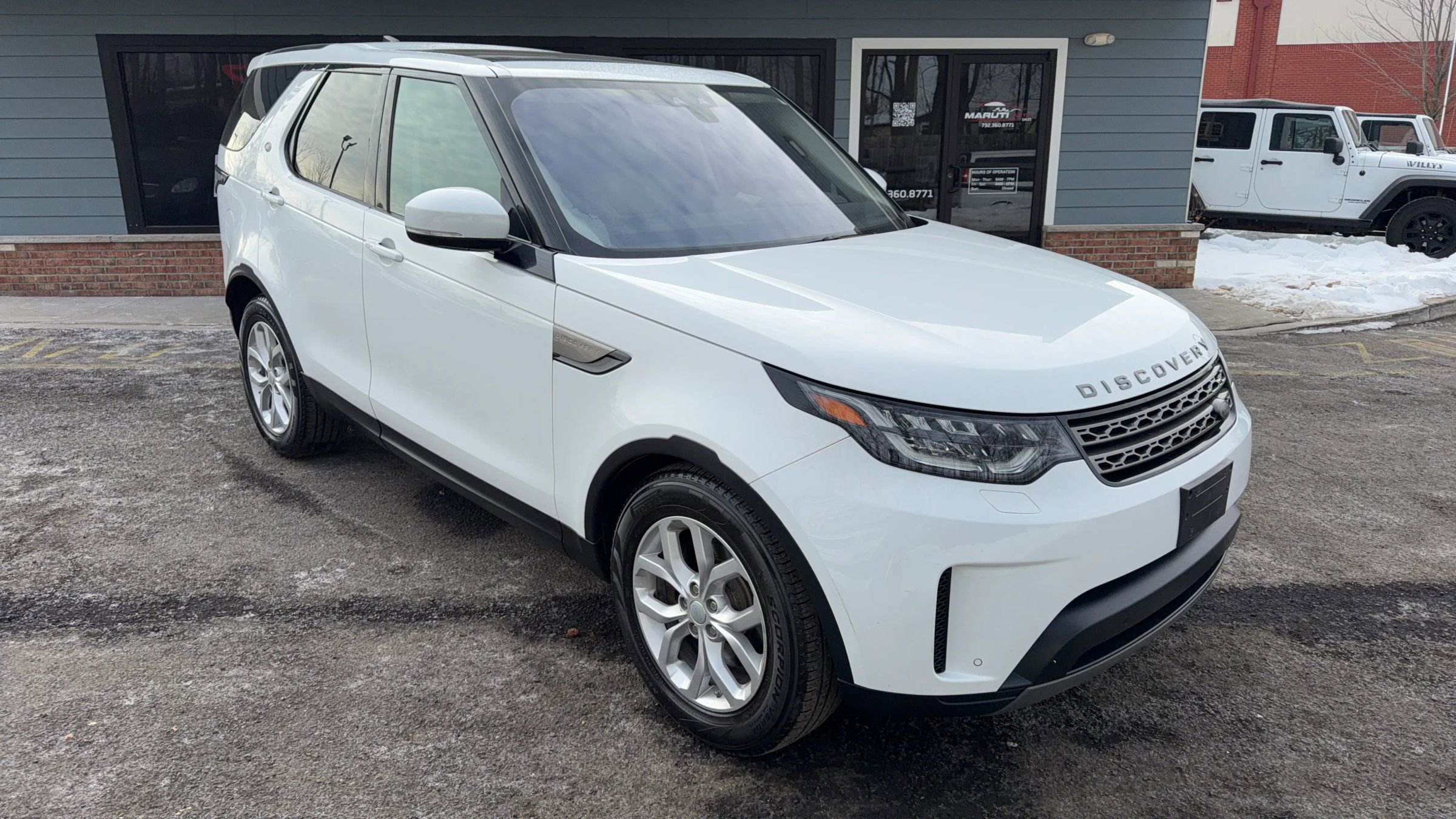 Used 2017 Land Rover Discovery SE image 3