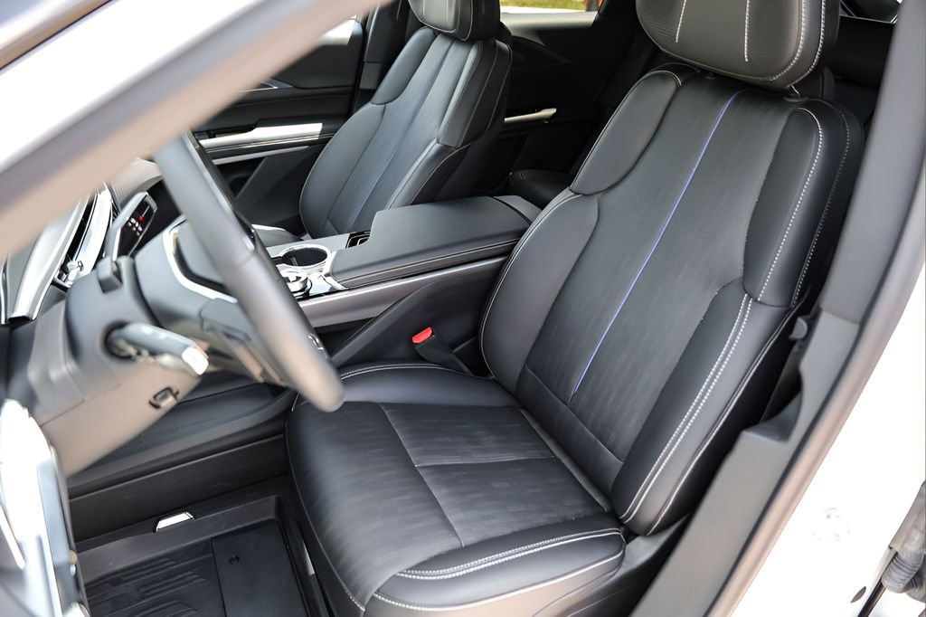 Certified 2025 Cadillac Lyriq Sport w/ LPO, Floor Liner Package AWD/4WD image 7