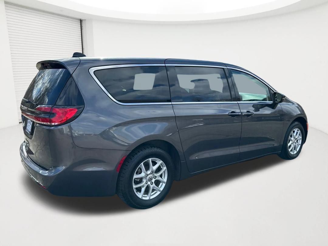 Used 2023 Chrysler Pacifica Touring-L FWD image 5