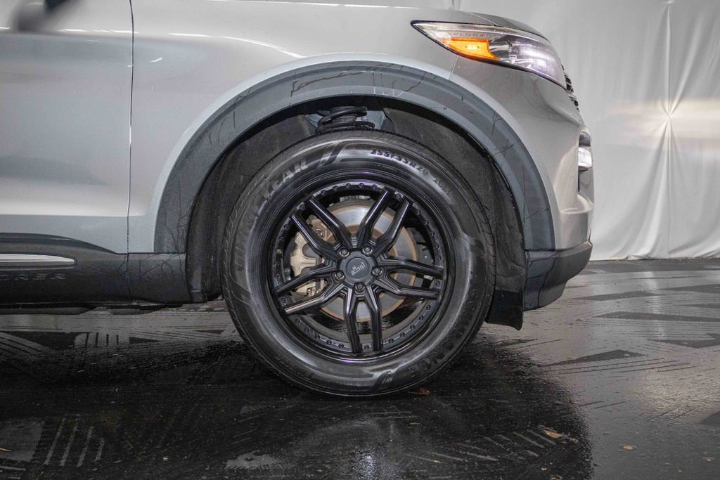 Used 2021 Ford Explorer XLT w/ Equipment Group 202A image 6