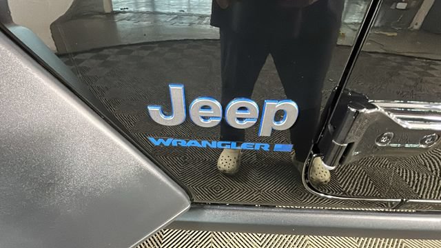 Used 2023 Jeep Wrangler Unlimited w/ Cold Weather Group AWD/4WD image 9
