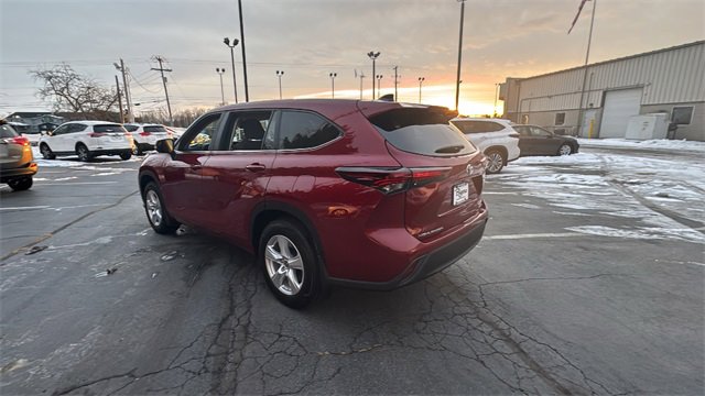 Used 2024 Toyota Highlander LE image 8