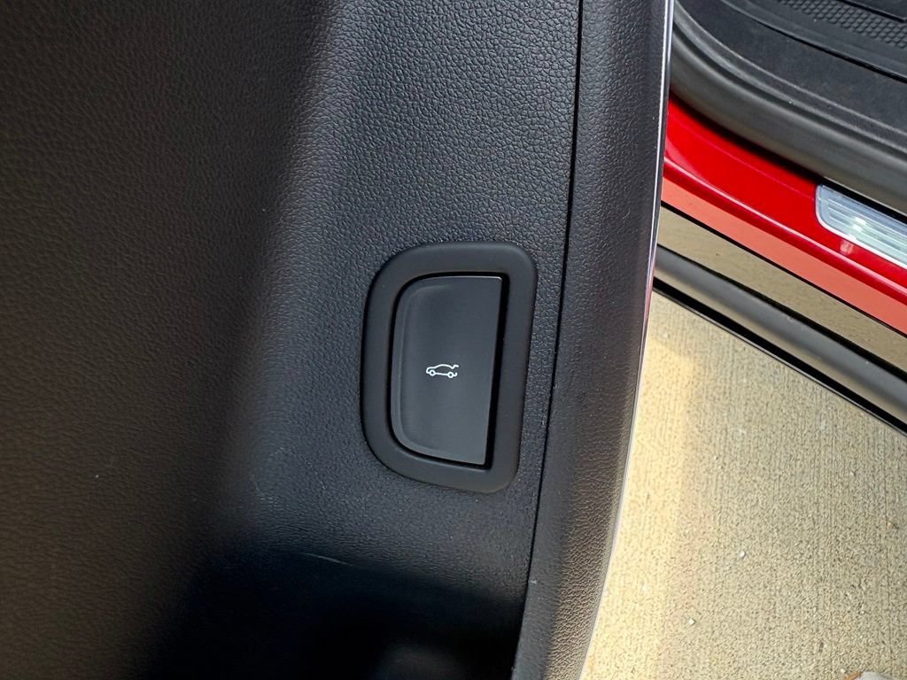 Used 2025 Chevrolet Traverse RS w/ LPO, Floor Liner Package FWD image 15