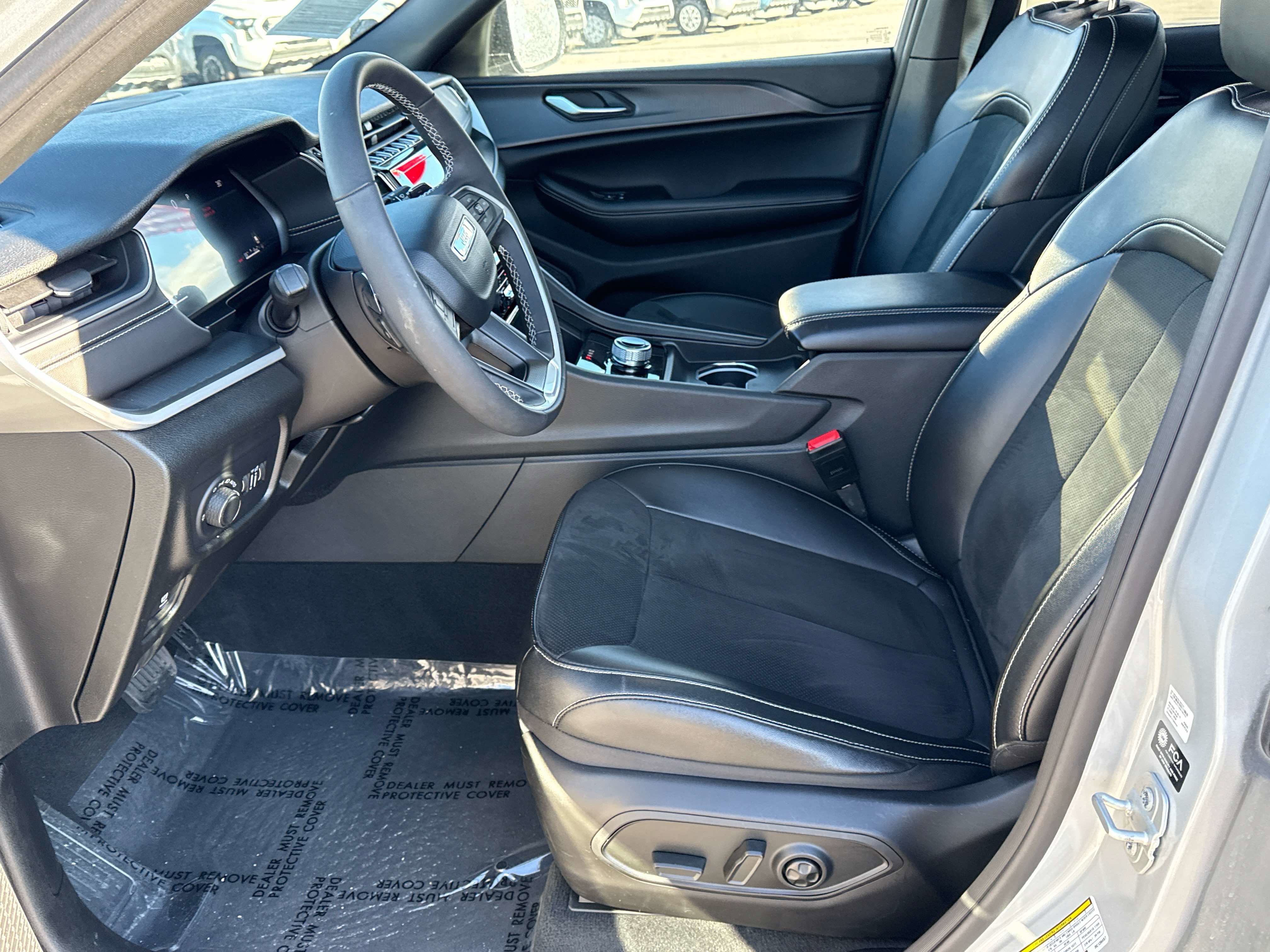 Used 2024 Jeep Grand Cherokee Altitude image 11