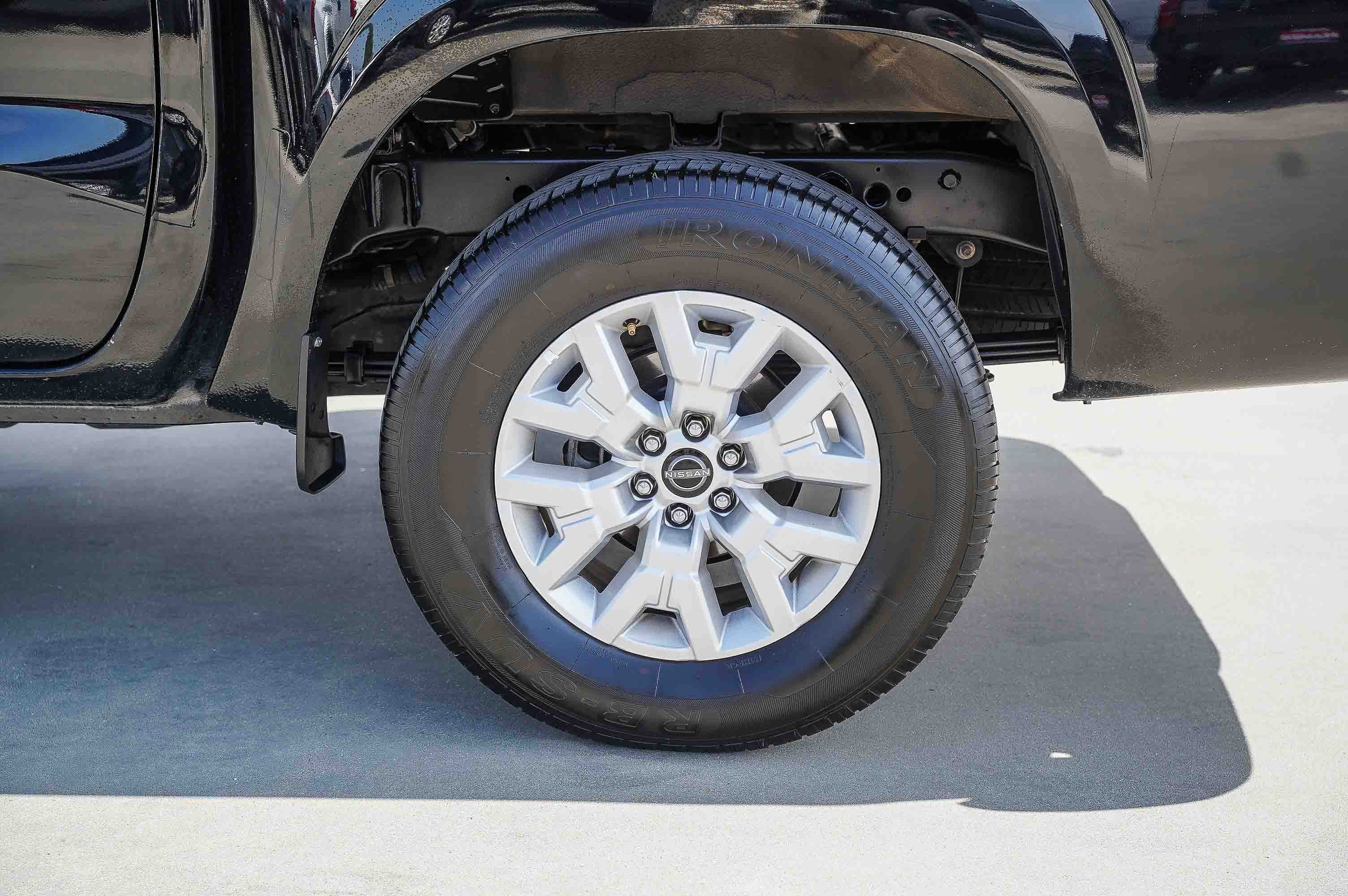 Used 2023 Nissan Frontier SV image 9