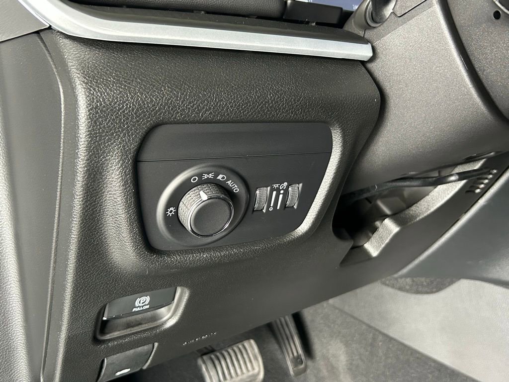 Used 2025 Jeep Grand Cherokee Laredo image 49