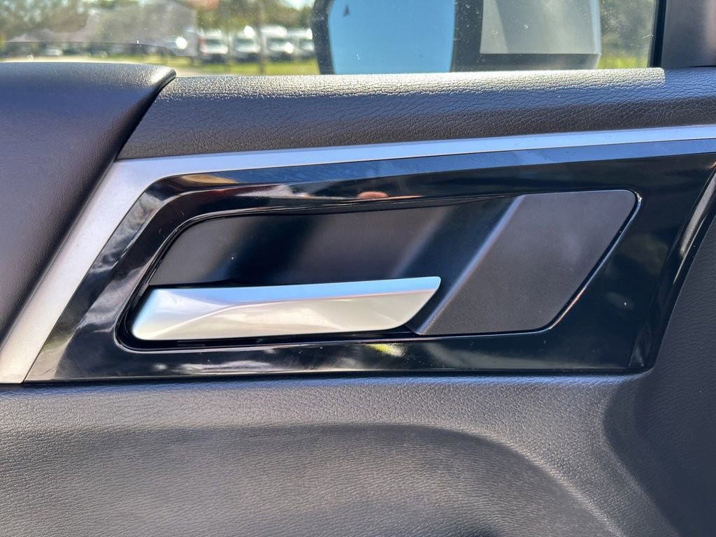 Used 2025 Mitsubishi Outlander 4WD Plug-In Hybrid image 18