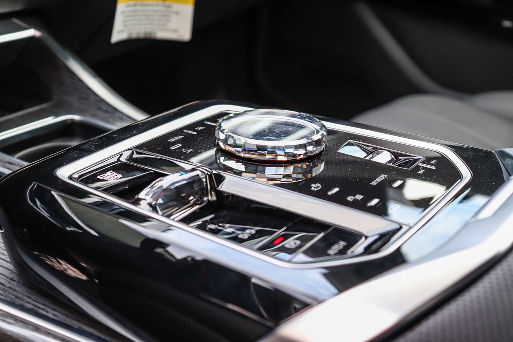 Used 2026 BMW 750e xDrive AWD/4WD image 19