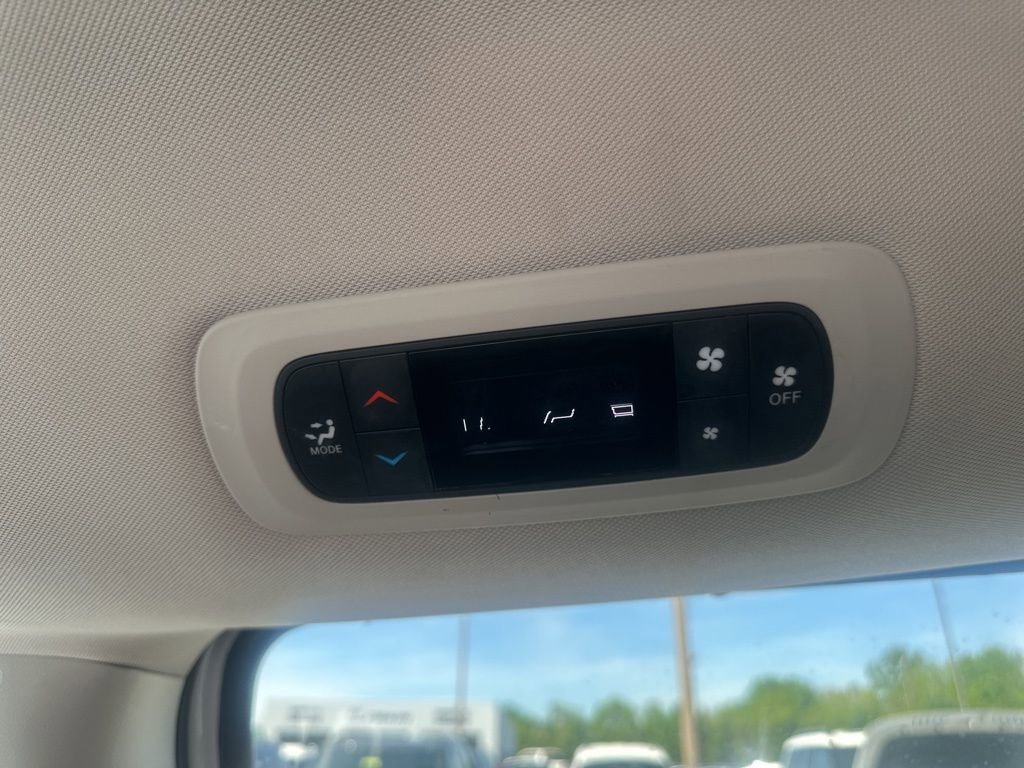 Used 2022 Chrysler Voyager LX image 20